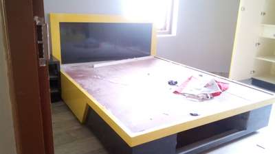 PLYWOOD COAT :PU COLOUR BLACK AND YELLOW