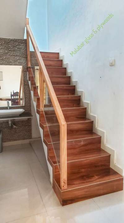 GLASS STIRE CASE WITH WOODEN HANDRAIL  #GlassStaircase #GlassBalconyRailing #StaircaseDesigns #staire #stairecse #woodstair #WoodenStaircase #Woodenhandrail