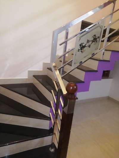 Steel handrail with glass, wooden main leg
Steel handrail with glass, wooden main leg
