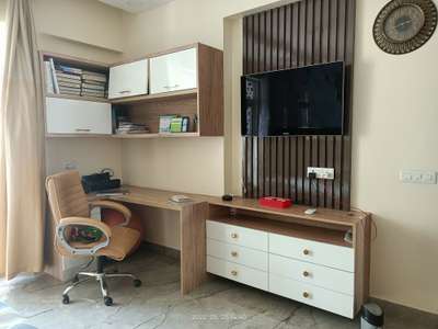 study table with tv panel laminate nd polished
 #KhushalInteriorcontractors 
 #Carpenter
