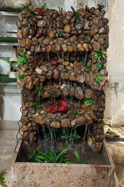 Natural stone fountain executed for small space garden at Chuna Bhatti Bhopal.

DM for orders and enquiries.
#bhopal #creativegardens #creativity #gardens  #plannters #naturalgardens #nature #bestgardens #fountains #annudaycreativegardening #artificialgrass #artificialgrassexperts #bamboowork