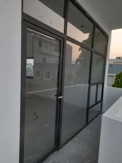 *52mm aluminium door*
52 mm aluminum section,5mm tuff glass,rubber ,lock,installation