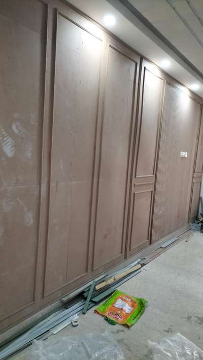 wall panelling with beeding decoration