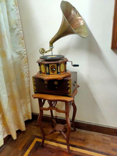 Antique gramaphone for sale. Shipping possible