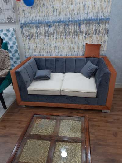 Pinewood structure high quality spring and elastik nivaar
40.dencity foam 
best quality cloth and good making sofa 
contact for buy and repair 
9887085978