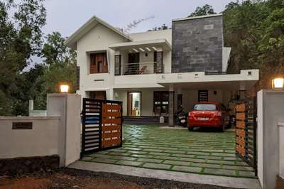 #KeralaStyleHouse #houseplan #keralahomeplans #keralastyle #3DPlans #BangaloreStone #gateDesign #stone_cladding #architecturedesigns #koloviral #koloapp