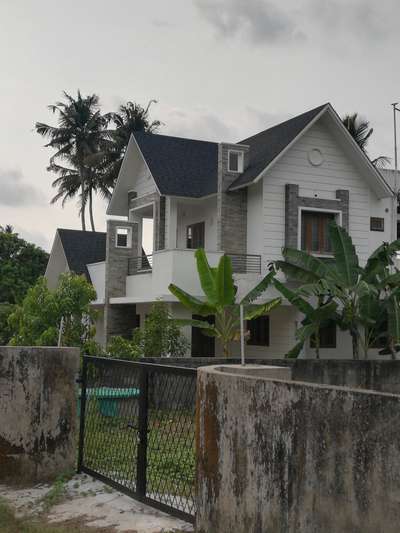 villa for sale 95 lakh only 3 bedrooms ,11.5 cent 2260 sqft at kombodinjamakkal junction call 9496351105
