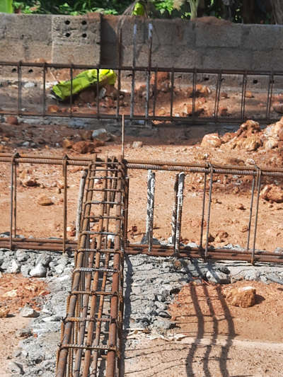 ഒരു work ൽ Plinth beam & Column കൊടുത്തിരിയ്ക്കുന്നത് ശ്രദ്ധിയ്ക്കുക , PCC യ്ക്ക് 12 cuft. മെറ്റൽ , Trench excavation ചെയ്ത് side forms ഒന്നും ഇല്ലാതെ footing കൊടുത്തു , കോൺട്രാക്ടർ B.Tech  #കഴിഞ്ഞ Engineer എന്ന് ആണ് അവകാശപ്പെടുന്നത് , Seeking  expert'sopinion .