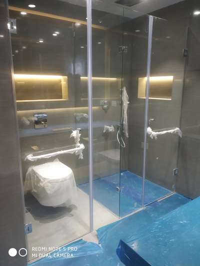 *shower enclosure*
shower enclosure with 10 mm toughened glass with OZONE fitting