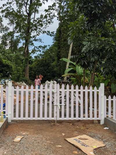 PVC Picket Fence and Wicket Gate for your backyard
#fence #picket_fence #backyard #LandscapeIdeas
