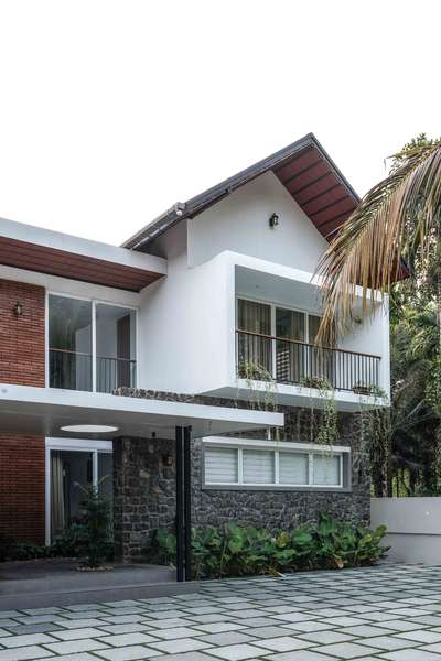 Bensen residence Chandanakampara 
.
Akhil Albin Architects
Contact : 9400809077
.
.
 #HouseDesigns #ContemporaryHouse #SmallHouse