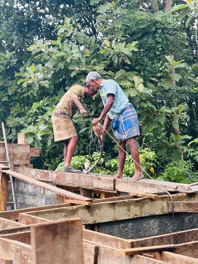▶️എറണാകുളം ജില്ലയിലെ, പെരുമ്പാവൂർ നെല്ലിമോളo 𝗠𝗿.𝗦𝘂𝗷𝗲𝘀𝗵 𝗘 𝗡 ന് വേണ്ടി, പുതുതായി നിർമ്മാണം ആരംഭിക്കുന്ന 𝟭𝟴𝟲𝟮 സ്‌ക്വയർ ഫീറ്റ് 𝟰𝗕𝗛𝗞 വീടിന്റെ ആദ്യ നിലയുടെ ലിന്റൽ വാർപ്പ് നടക്കുന്ന ദൃശ്യങ്ങൾ. 🏡

▶️𝙂𝙧𝙤𝙪𝙣𝙙 𝙛𝙡𝙤𝙤𝙧 𝙡𝙞𝙣𝙩𝙚𝙡 𝙘𝙤𝙣𝙘𝙧𝙚𝙩𝙚 𝙩𝙤𝙙𝙖𝙮 🏡

𝗖𝗹𝗶𝗲𝗻𝘁       : 𝗦𝘂𝗷𝗲𝘀𝗵 𝗘 𝗡
𝗦𝗾𝗳𝘁          :  𝟭𝟴𝟲𝟮 (𝟰𝗕𝗛𝗞)
𝗦𝗾𝗳𝘁 𝗿𝗮𝘁𝗲  : 𝟭𝟵𝟱𝟬
𝗣𝗹𝗮𝗰𝗲        : 𝗡𝗲𝗹𝗹𝗶𝗺𝗼𝗹𝗮𝗺, 𝗽𝗲𝗿𝘂𝗺𝗯𝗮𝘃𝗼𝗼𝗿, 𝗘𝗿𝗻𝗮𝗸𝘂𝗹𝗮𝗺
 #lintelconcrete