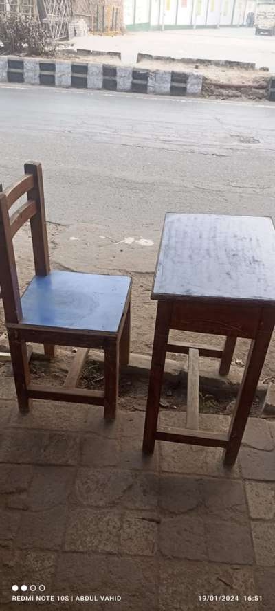 sagwan ki lakdi hai 
Kursi table