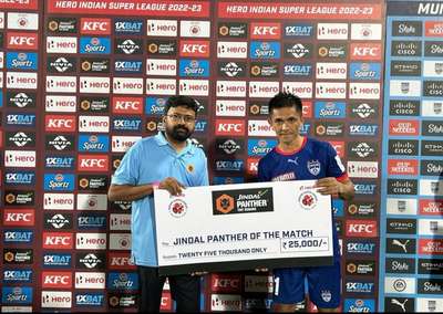#jindalpanther 
Giving award to Indian captain Sunil chethri
#isl