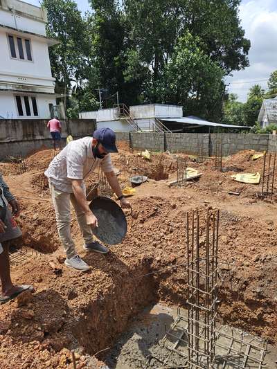 സുജിത് കുമാർ സാറിന്റെ ആഭാവത്തിൽ, ആദ്യ ചട്ടി കോൺക്രീറ്റ് ഇട്ട് ഞങ്ങൾ കോളം ഫുട്ടിങ് കോൺക്രീറ്റ് തുടങ്ങി 🏡

➡️എറണാകുളം ജില്ലയിൽ ചോറ്റാനിക്കര Mr. Sujith Kumar ന് വേണ്ടി നിർമ്മിക്കുന്ന 1560 സ്‌ക്വയർ ഫീറ്റ് വീടിന്റെ ഫൌണ്ടേഷൻ വർക്കുകളുടെ ഭാഗമായി കോളം ഫുട്ടിങ് കോൺക്രീറ്റ് നടക്കുന്ന ദൃശ്യങ്ങൾ.🏡💯

➡️𝙁𝙤𝙪𝙣𝙙𝙖𝙩𝙞𝙤𝙣 𝙘𝙤𝙡𝙪𝙢𝙣 𝙁𝙤𝙤𝙩𝙞𝙣𝙜 𝙘𝙤𝙣𝙘𝙧𝙚𝙩𝙚 𝙬𝙤𝙧𝙠𝙨 𝙩𝙤𝙙𝙖𝙮🏡

𝗖𝗹𝗶𝗲𝗻𝘁 : 𝗦𝘂𝗷𝗶𝘁𝗵 𝗸𝘂𝗺𝗮𝗿
𝗣𝗹𝗼𝘁     : 𝟰.𝟯𝟳 𝗰𝗲𝗻𝘁
𝗦𝗾𝗳𝘁     : 𝟭𝟱𝟲𝟬(𝟯 𝗕𝗛𝗞)
𝗣𝗹𝗮𝗰𝗲   : 𝗰𝗵𝗼𝘁𝗮𝗻𝗶𝗸𝗸𝗮𝗿𝗮, 𝗘km 
 #workprogress