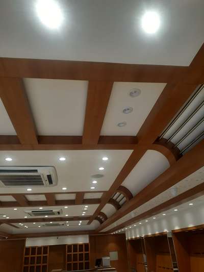 wooden art work fall ceiling @ jewellery showroom .
we provide  service all over India.

#woooden 
#Carpenter 
#carving 
#furnitures 
#teak_wood 
#TeakWoodDoors 
#rosewood 
#rosewoodfurniture 
#Homefurniture 
#office&shopinterior 
#jaipur 
#pinkcity 
#pinkcityjaipur 
#rajastan 
#DiningTableAndChairs 
#BedroomDecor