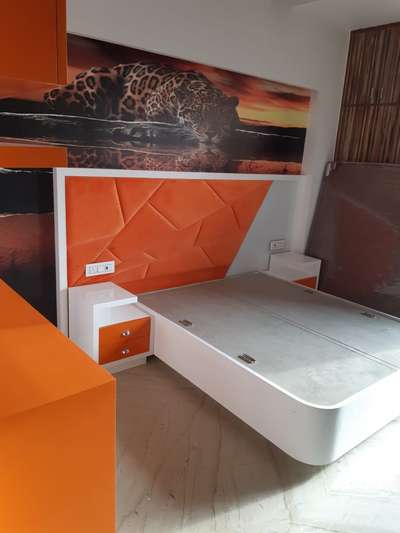 *king size bed*
1. solid ply & board
2.good finish pu paint
3.letharait work
4. unique design 2 side table
5.  dehli gurugram fridabad Noida Dwarka home delivery free