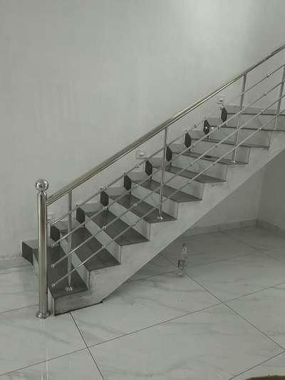 *stainless steel handrail *
ss round pipe normal design 202 grade. top rail  pipe 2inch, four line pipe 5.8,master post 2.5 inch ,1 inch pipe in center ,8 balls between center pipe