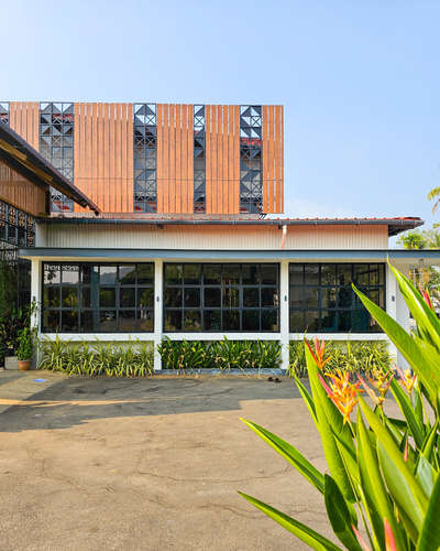 Eden Banquet Hall 

_______________________

Designed By : @hades_architects 

@crypton_triangle 

#archdaily #architecturedesign #banquet #design #designkerala #architecture #architecture #arch #auditorium #studio #hades #kerala #keralatourism #contemporaryarchitecture