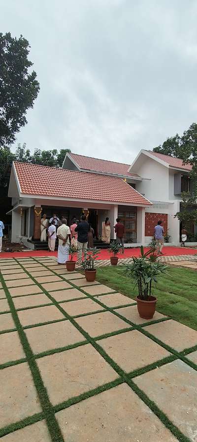 Completed project at Pathanapuram, Kollam
#residentialproject #tropicalhouse #tropicalmodernism #Kollam