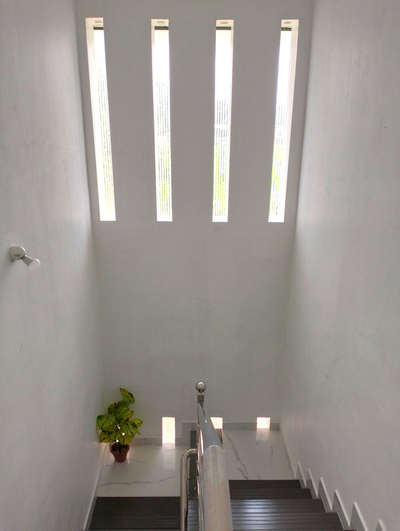 Stair case with slit window
 #ContemporaryHouse 
#architecturedesigns 
#residentialinteriordesign 
#naturallight 
#Residentialprojects 
 #StaircaseDesigns