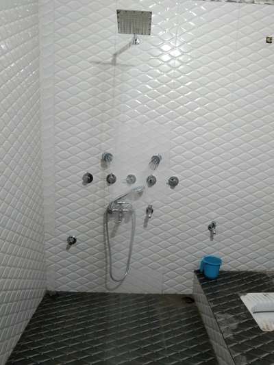 bina presur pamp ke manual body sower bhi diya hai is bathroom me # counsild with wall mixer all points mixing water