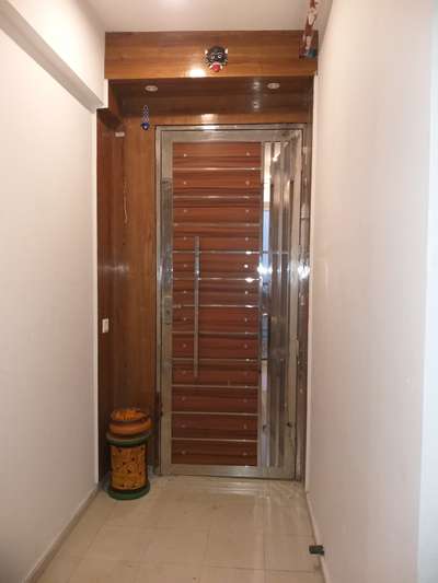 entry door with panelling with lighting