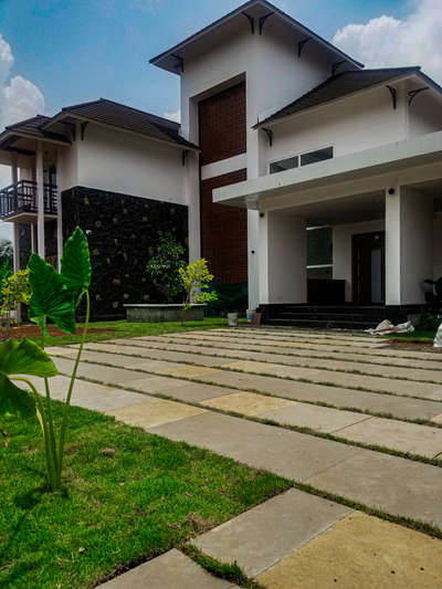 #KeralaStyleHouse  #tropicalhouse  #homedesignideas  #Thrissur  #NaturalGrass  #naturalstone  #tandurstone  #GardeningIdeas