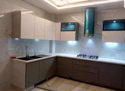 #ClosedKitchen #KitchenIdeas #LargeKitchen #LShapeKitchen #KitchenCabinet