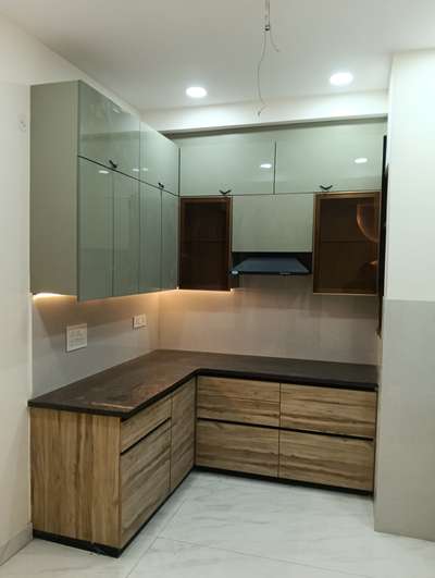 modular kitchen with crockery 
finish smooth acrylic 
 #ModularKitchen 
 #LargeKitchen 
 #OpenKitchnen