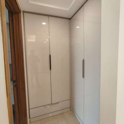 *Wardrobes*
Wardrobes with soft closing hardware.
Profile lights or push to open drawers will cost extra.