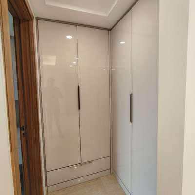 *Wardrobes*
Wardrobes with soft closing hardware.
Profile lights or push to open drawers will cost extra.