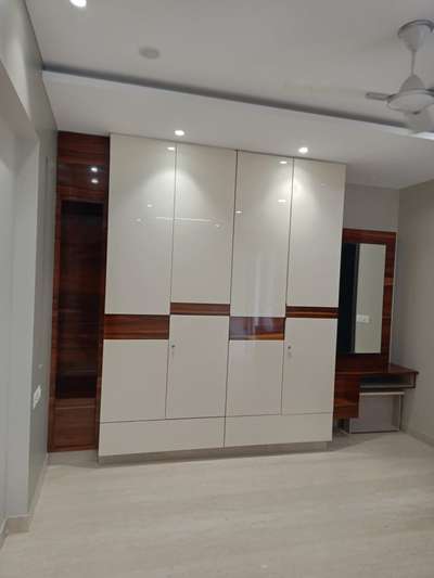 almira High gloss finish