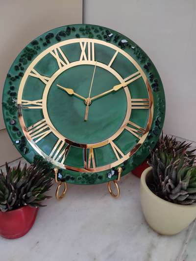 A 12" Round mdf wall clock with stand
Embellishments - crystals with green pigment 

Kindly dm for more details and for customized order 😊 #resin  #epoxycoating #InteriorDesigner