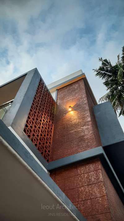 Elevation Design
leout Architects

 #exteriordesigns  #architecturedesigns #architecturekerala #Architect #HouseConstruction #constructionsite #Contractor #leout  #leoutarchitects