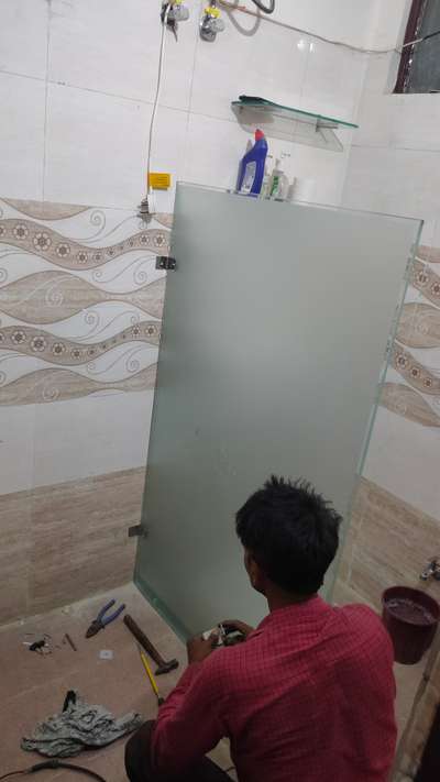 Small toughened glass fix partition in an typical Indian bathroom!!
 #framelessglass 
 #frameless 
 #Toughened_Glass 
 #saintgobainglass
