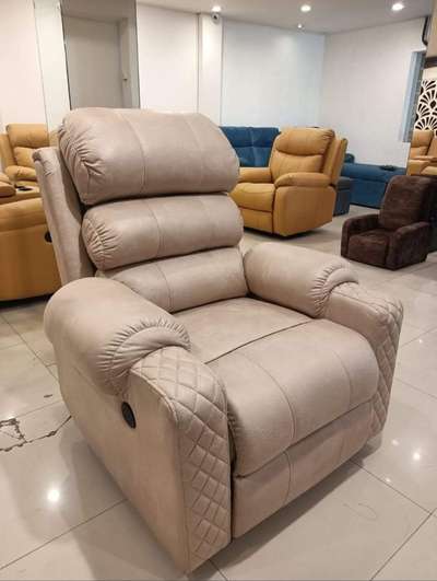 CAPITAL CITY RECLINER
Manual Recliner with best comfort and fully Cushing material.