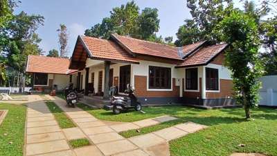 @Thiruvalla 
For Mr. Shainu Varghese and family 
2500 sqft
Modern tropical style 
Budget - 55 lkh 
 #TraditionalHouse  #tropicalhouse  #tropicalminimalistic  #tropicallandscape  #SlopingRoofHouse  #sloperoof  #TraditionalStyle