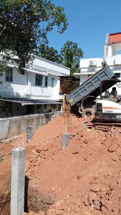 *➡️എറണാകുളം ജില്ലയിലെ തേവക്കലിൽ 𝗠𝗿.𝗥𝗶𝗻𝗼𝘆 𝗠 𝗝 ക്കു വേണ്ടി നിർമിക്കുന്ന 𝟮𝟯𝟳𝟬 ( 𝟯𝗕𝗛𝗞) വീടിന്റെ തറ നിർമ്മാണത്തിനായുള്ള  കോളം വാർപ്പ് കഴിഞ്ഞു,മണ്ണ് നിറക്കുന്ന ദൃശ്യങ്ങൾ..*

➡️𝙀𝙖𝙧𝙩𝙝 𝙛𝙞𝙡𝙡𝙞𝙣𝙜 𝙖𝙛𝙩𝙚𝙧 𝙘𝙤𝙡𝙪𝙢𝙣 𝙬𝙤𝙧𝙠𝙨🏡(column footing foundation)

𝗖𝗹𝗶𝗲𝗻𝘁     : 𝗥𝗶𝗻𝗼𝘆 𝗠 𝗝
𝗦𝗾𝗳𝘁         : 𝟮𝟯𝟳𝟬 ( 𝟯𝗕𝗛𝗞)
𝗦𝗾𝗳𝘁 𝗿𝗮𝘁𝗲 : 𝟮𝟬𝟬𝟬
𝗣𝗹𝗮𝗰𝗲       : 𝗧𝗵𝗲𝘃𝗮𝗸𝗸𝗮𝗹, 𝗘𝗿𝗻𝗮𝗸𝘂𝗹𝗮𝗺
𝐃𝐞𝐬𝐢𝐠𝐡𝐞𝐝 & 𝐜𝐨𝐧𝐬𝐭𝐫𝐮𝐜𝐭𝐢𝐨𝐧 
𝐛𝐲
𝐃𝐫𝐞𝐚𝐦𝐬𝐭𝐨𝐧𝐞 𝐁𝐮𝐢𝐥𝐝𝐞𝐫𝐬