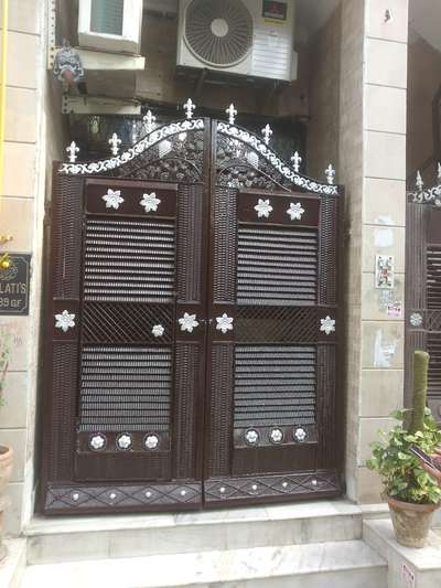 front gate paint(( Anemal glossy finish)) 
contact me-
whatsapp now -9716376423