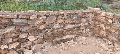 पत्थर से चुनाई की गई है दीवार