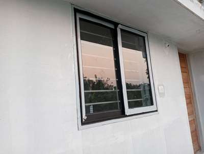 Sliding window with architrave profile..
We have our costom profile for these kind of windows..