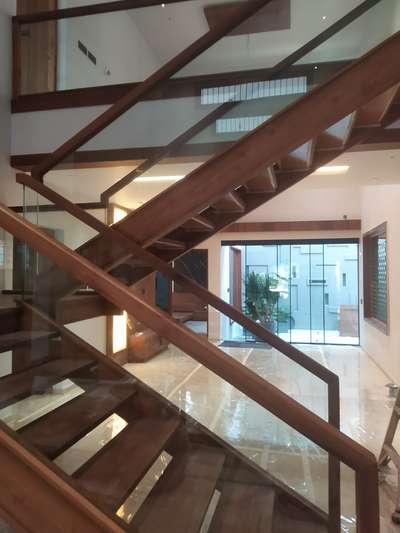 #StaircaseDecors  #GlassHandRailStaircase