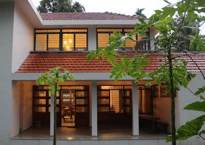 #KeralaStyleHouse  #keralaarchitectures #tropicaldesign  #Kottayam #tropicalhouse #SlopingRoofHouse #WoodenWindows #varandha #BalconyIdeas #HouseDesigns #Designs #keralahomestyle