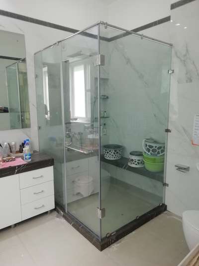 Bathroom glass inclosar