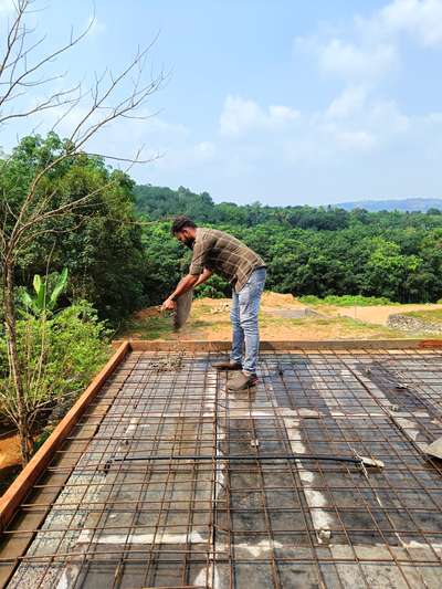 concrete day 
എറണാകുളം, ജില്ലയിൽ കോതമംഗലം, ചെറുവട്ടൂർ green valley plots & villasന് വേണ്ടി നിർമ്മിക്കുന്ന 1217.70 സ്ക്വയർ ഫീറ്റ് വീടിൻ്റെ മൈ വാർപ്പ് നടക്കുന്നതിൻ്റെ ദൃശ്യങ്ങൾ.
 #concrete #mainslab 

Client.      : Hashim P A
Sqft          : 1217.70 7.65 cent 3BHK with stair room) 
Sqft rate  : 1700
Palce.       : Cheruvattur, kothamangalam, ernakulam