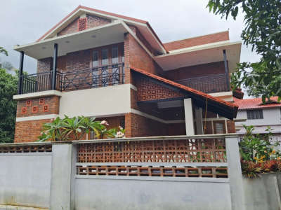 1700 sqft residence in 5.9 cents completed at Kayamkulam, Alappuzha.. Conceptualized in a tropical minimal style for a young family working abroad, the house consists of 3 bedrooms, a small kitchen and a gallery space for the artist wife.. ❤️
#architecture_minimal #tropicalmodernhouse #exposedbrickwork #glassblocks #terracottajaali #LandscapeDesign #openplanning