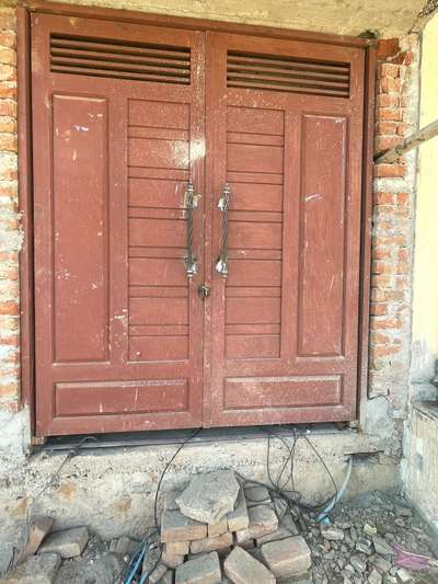 Main gate with antique handle
simple and sober design