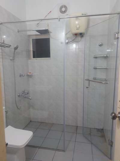 #showerpartition #GlassDoors #framelessdoor #showerenclosures #glasspartation #BathroomIdeas #toughnedglasswork #toughenedpartition #toughnedglasswork #GlassDoors #showerglassdoor #intsignhomeinteriors #ozonefittings