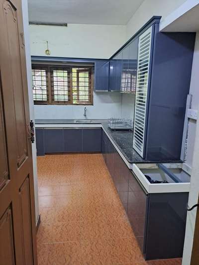 Aluminium kitchen 7907544304
starting square feet 450 
#aluminiumkitchan  #KitchenIdeas  #LargeKitchen  #ClosedKitchen  #LShapeKitchen  #KitchenCabinet